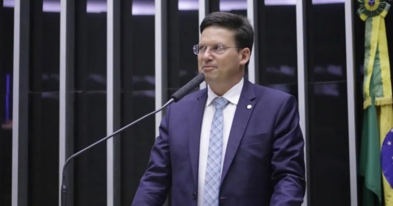joao-roma-elogia-classificacao-de-pcc-e-cv-como-terroristas-e-diz-que-bahia-e-retrato-da-tragedia-causada-pelas-faccoes