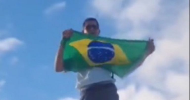 video:-rodoviario-sobe-em-onibus-e-protesta-contra-condicoes-de-trabalho-em-narandiba