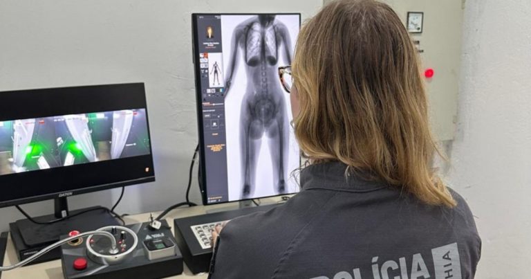 mulher-e-flagrada-com-droga-escondida-no-corpo-ao-tentar-entrar-em-presidio-de-feira