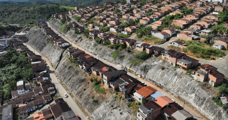 governo-da-bahia-conclui-obras-de-contencao-de-encostas-em-teolandia-e-amplia-politica-de-prevencao-a-desastres-naturais