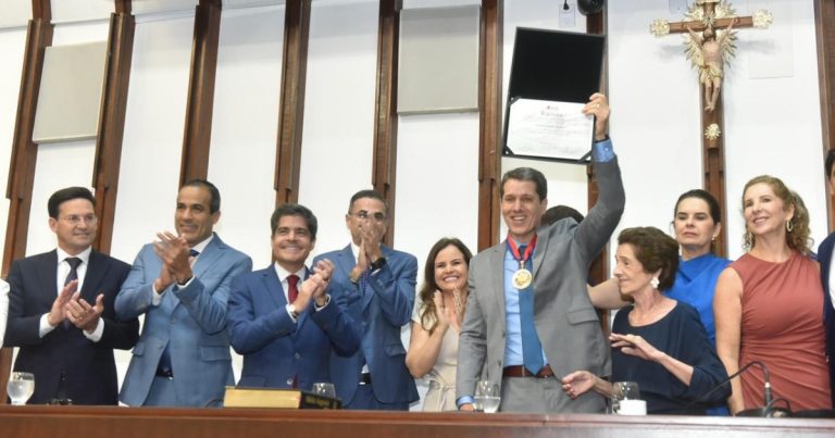 ze-coca-recebe-comenda-dois-de-julho-na-assembleia-legislativa-da-bahia:-“tomei-o-proposito-de-mudar-a-bahia”