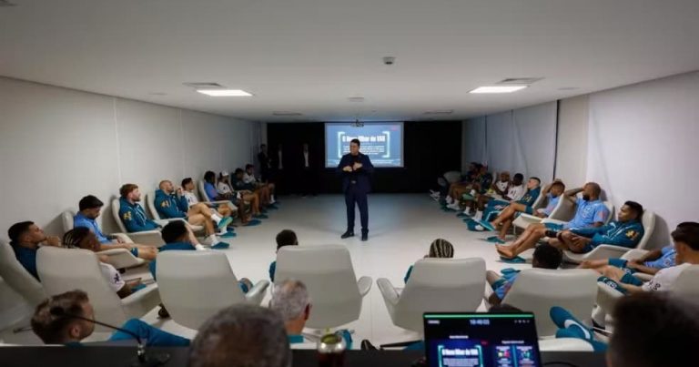 selecao-brasileira-recebe-palestra-sobre-novas-regras-de-arbitragem-que-serao-usadas-na-copa