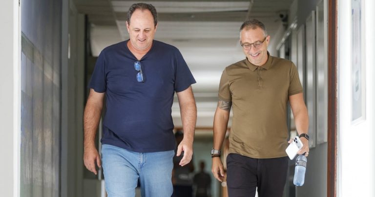 pausa-da-copa-abre-periodo-de-decisoes-no-bahia;-ceni-e-santoro-discutem-mudancas-no-elenco