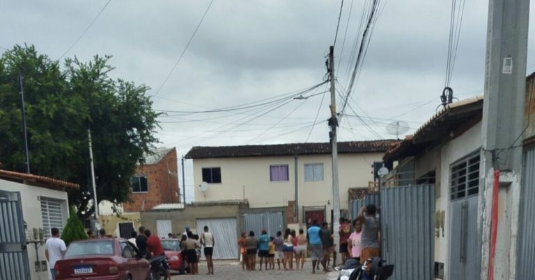 homem-de-34-anos-morre-a-tiros-e-jovem-de-18-anos-fica-ferida-em-ataque-no-conjunto-habitacional-vila-jequie