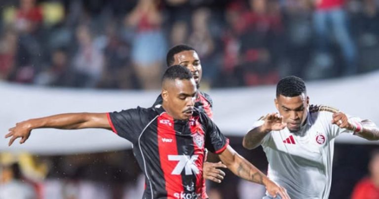 caique-goncalves-leva-terceiro-amarelo-e-desfalca-o-vitoria-contra-o-vasco