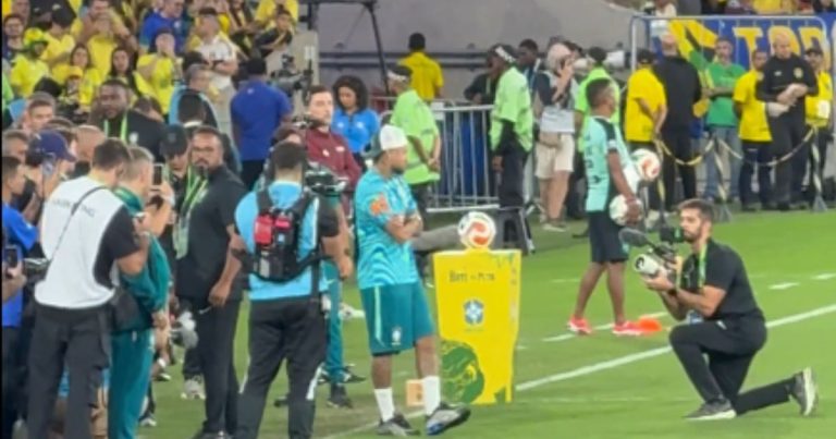 mesmo-lesionado,-neymar-aparece-no-gramado-do-maracana-durante-aquecimento-da-selecao-brasileira