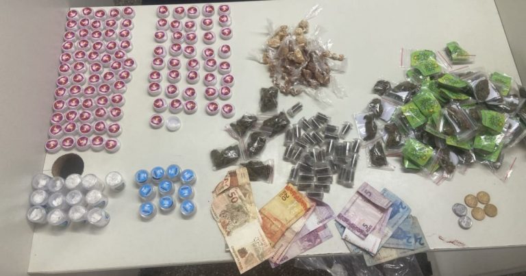 suspeito-e-detido-com-mais-de-400-porcoes-de-drogas-durante-acao-da-pm-em-salvador