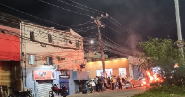 protesto-por-morte-de-mototaxista-fecha-trecho-da-avenida-dorival-caymmi,-em-itapua