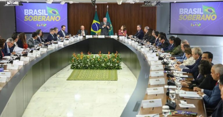 lula-diz-que-nao-vai-adotar-mais-a-politica-do-vira-lata-em-negociacao-com-os-eua-e-indica-busca-por-novos-parceiros-comerciais