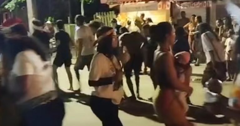 VÍDEO: Indígenas protestam contra ordem de desocupação em rodovia de Arraial d’Ajuda video:-indigenas-protestam-contra-ordem-de-desocupacao-em-rodovia-de-arraial-d’ajuda