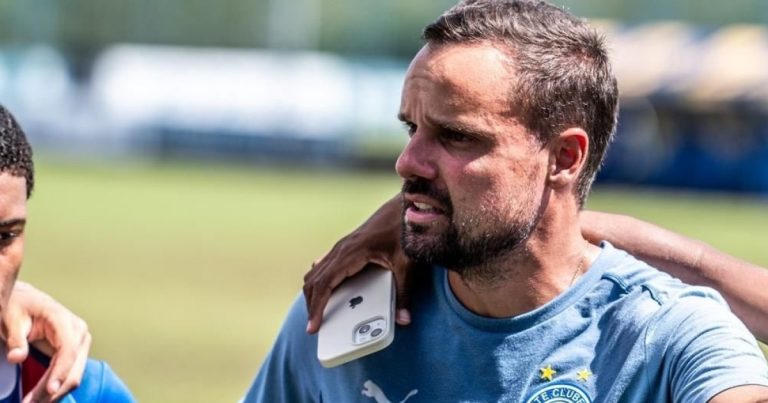 carlos-larocca-pede-demissao-e-nao-e-mais-o-tecnico-do-sub-16-do-bahia;-saiba-motivo