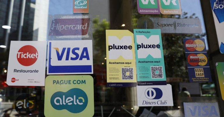 cuba-suspende-uso-de-cartoes-visa-e-mastercard-apos-endurecimento-de-sancoes-dos-eua