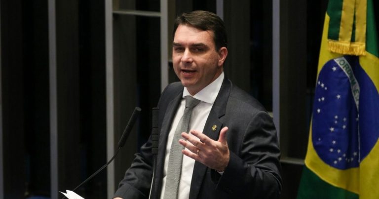 flavio-bolsonaro-diz-esperar-uniao-com-zema-e-caiado-no-segundo-turno-para-derrotar-o-pt