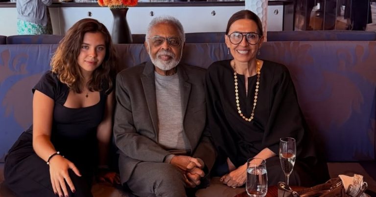 Gilberto Gil canta em Nova York durante celebração de formatura da neta Flor Gil gilberto-gil-canta-em-nova-york-durante-celebracao-de-formatura-da-neta-flor-gil