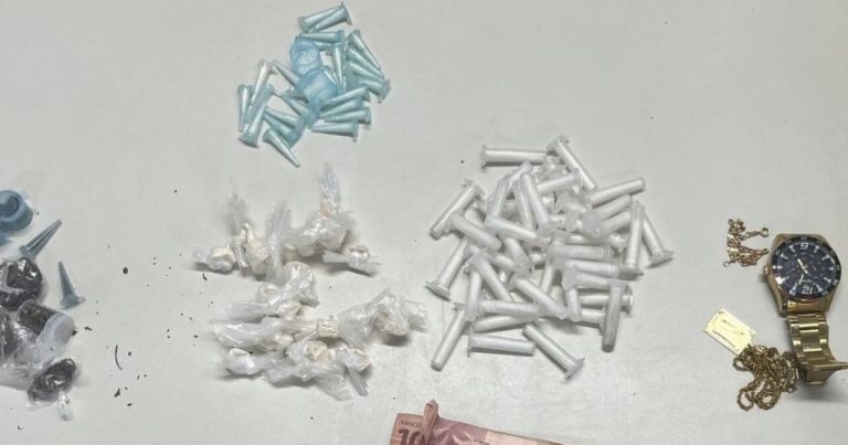 Suspeito de tráfico é preso pela PM durante feira no bairro da Liberdade, em Salvador suspeito-de-trafico-e-preso-pela-pm-durante-feira-no-bairro-da-liberdade,-em-salvador