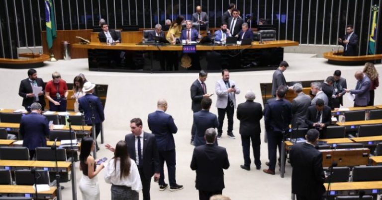 feriados-esvaziados-viram-oportunidade-para-camara-aprovar-pautas-simbolicas-e-comemorativas