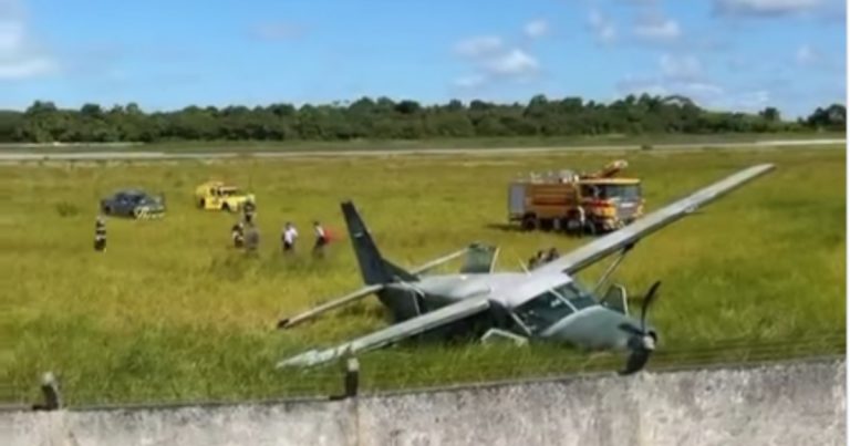 video:-aviao-da-aeronautica-sai-da-pista-em-porto-seguro