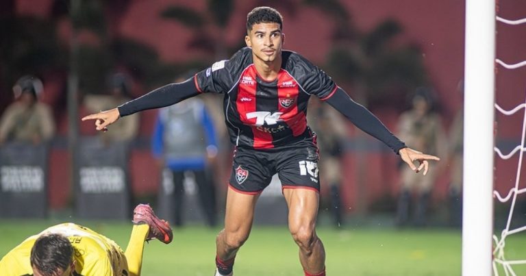 rene-kane:-vitoria-anuncia-a-contratacao-do-centroavante-rene-por-tres-anos