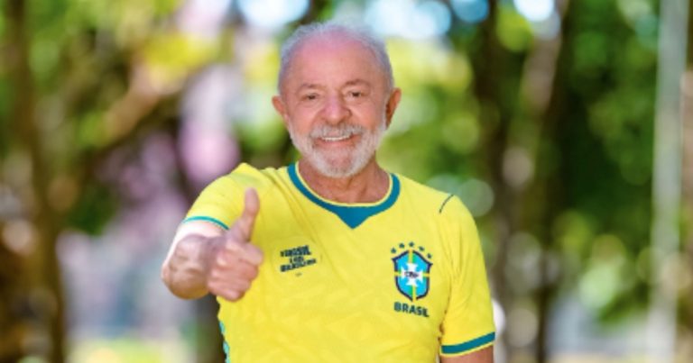Lula posa com camisa da seleção antes de amistoso e reforça campanha pelo resgate do verde e amarelo lula-posa-com-camisa-da-selecao-antes-de-amistoso-e-reforca-campanha-pelo-resgate-do-verde-e-amarelo