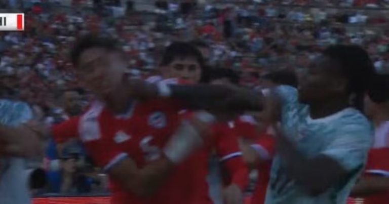 video:-rafael-leao-da-soco-em-jogador-chileno-durante-amistoso