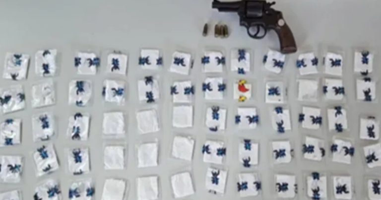 Mulher é presa por gerenciar ponto de tráfico em Oliveira dos Brejinhos; arma e drogas são apreendidas mulher-e-presa-por-gerenciar-ponto-de-trafico-em-oliveira-dos-brejinhos;-arma-e-drogas-sao-apreendidas