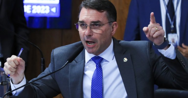 em-vez-da-pec-da-escala-6×1,-flavio-bolsonaro-defende-projeto-de-“trabalho-flexivel”