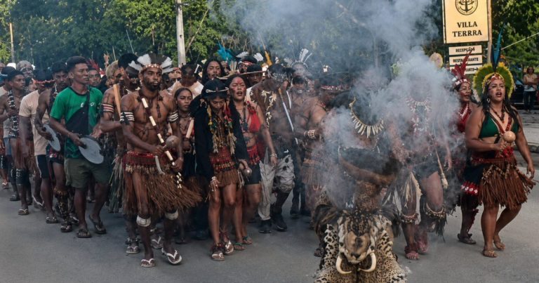 Pataxós bloqueiam estrada no Extremo Sul baiano contra desocupação de área pataxos-bloqueiam-estrada-no-extremo-sul-baiano-contra-desocupacao-de-area
