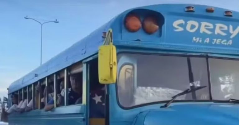 video:-de-onibus-escolar,-curacao-mobiliza-torcida-antes-da-estreia-historica-na-copa-do-mundo