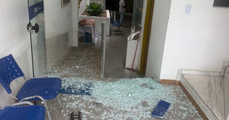 reu-tenta-fuga-durante-julgamento-no-interior-baiano-e-quebra-porta-de-vidro