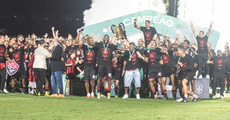 vitoria-preve-ate-sete-saidas-e-negocia-contratacao-de-lateral-direito