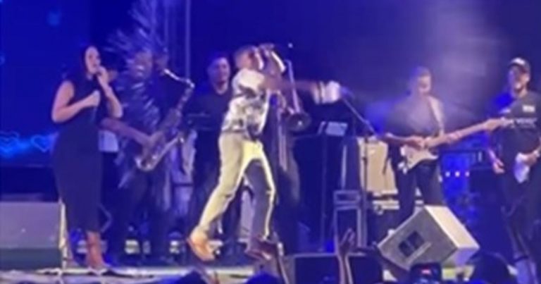 cantor-mirim-ruan-vaqueirinho-e-atingido-por-lata-durante-show-na-bahia