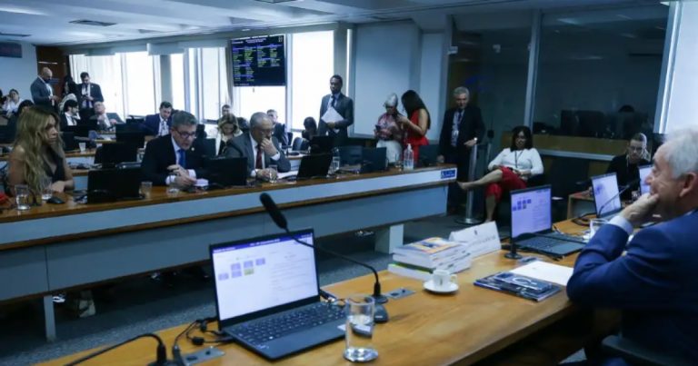 Senadores definem cronograma de votação da PEC 6×1 nesta terça senadores-definem-cronograma-de-votacao-da-pec-6×1-nesta-terca