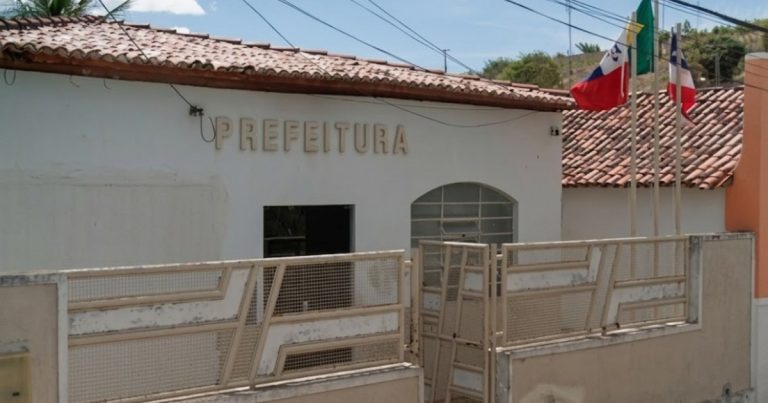 prefeitura-de-lajedinho-nega-uso-de-verbas-da-educacao-em-shows-de-r$-520-mil-para-a-festa-dos-vaqueiros