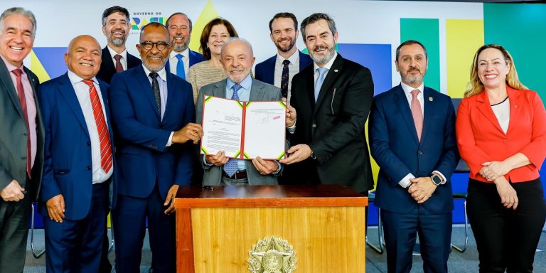 Lula assina decreto que regulamenta Estatuto da Segurança Privada lula-assina-decreto-que-regulamenta-estatuto-da-seguranca-privada
