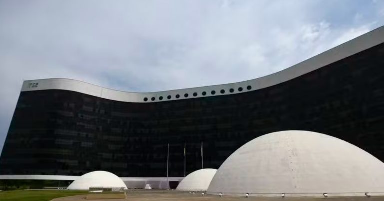 ministros-do-tse-avaliam-pedir-vista-em-julgamento-sobre-suspensao-de-pesquisa-da-atlasintel