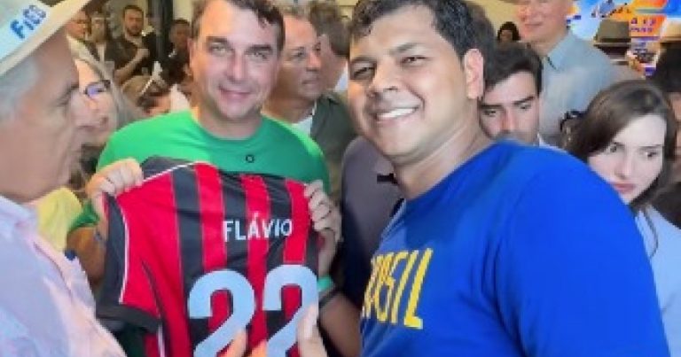 deputado-batiza-flavio-bolsonaro-com-manto-do-vitoria-e-relembra-relacao-de-bolsonaro-com-o-time:-tal-pai,-tal-filho