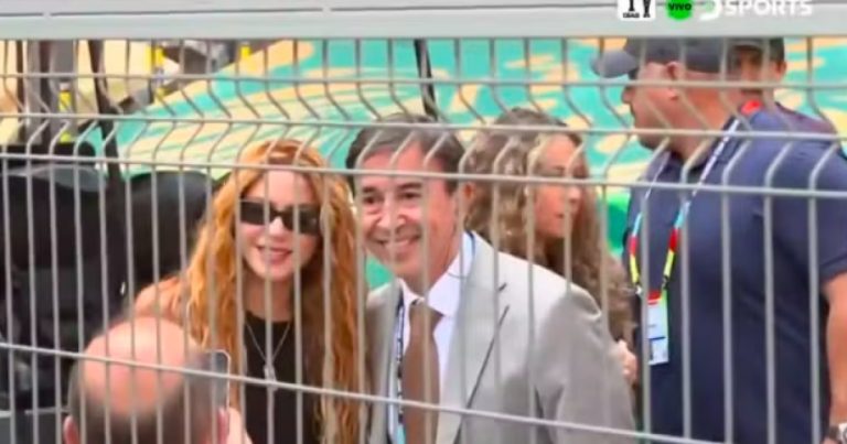 jornalista-interrompe-transmissao-ao-vivo-para-tirar-foto-com-shakira-antes-da-abertura-da-copa-de-2026