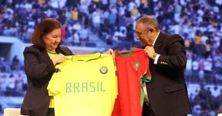 embaixadora-do-brasil-nos-eua-presenteia-representante-de-marrocos-com-camisa-nao-oficial-da-selecao