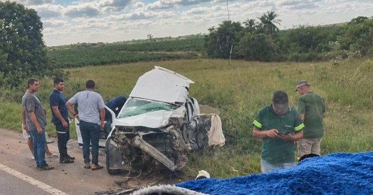 motorista-morre-apos-colisao-entre-veiculo-e-carreta-carregada-de-postes-em-porto-seguro