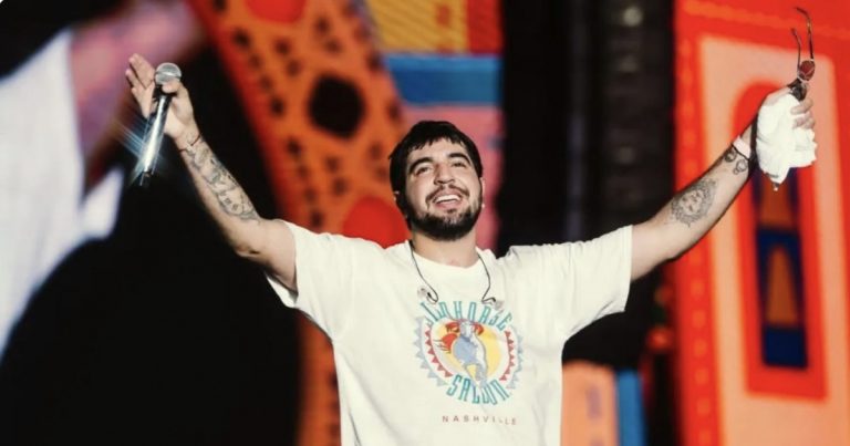 video:-apos-polemica,-nattan-compra-caipirinhas-de-ambulante-e-distribui-para-fas-durante-show-no-sao-joao-de-sergipe