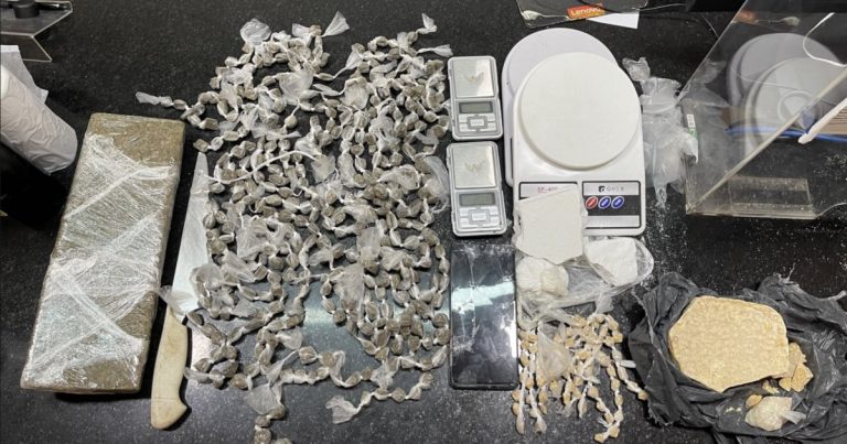 pm-apreende-adolescente-suspeita-de-trafico-de-drogas-com-mais-de-2-kg-de-maconha,-cocaina-e-crack-em-eunapolis
