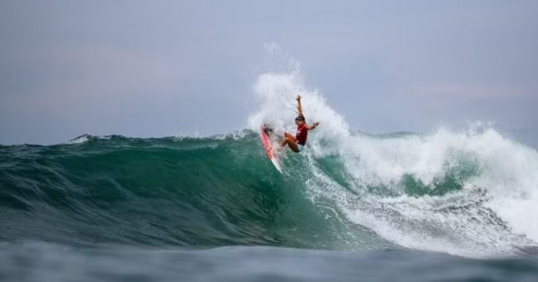 luana-silva-e-eliminada-por-carissa-moore-em-etapa-da-wsl-em-el-salvador