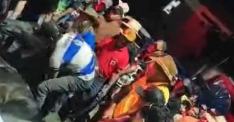 VÍDEO: Caminhão atinge participantes de cavalgada na Bahia, deixa dois feridos e provoca morte de cavalo video:-caminhao-atinge-participantes-de-cavalgada-na-bahia,-deixa-dois-feridos-e-provoca-morte-de-cavalo