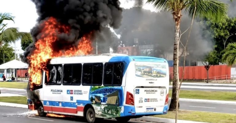 Micro-ônibus pega fogo em avenida de Camaçari; pacientes conseguiram sair de veículo micro-onibus-pega-fogo-em-avenida-de-camacari;-pacientes-conseguiram-sair-de-veiculo