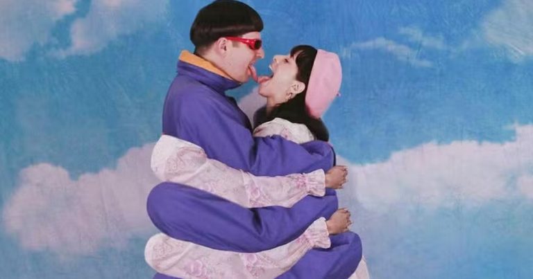 melanie-martinez,-ex-namorada-de-cantor-morto-em-acidente-de-helicoptero-no-rio,-lamenta-tragedia: