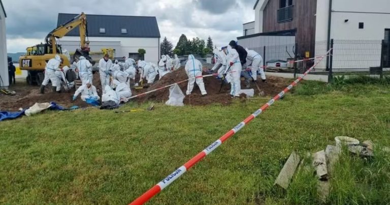 Polícia encontra 34 fetos enterrados em jardim de médica na Polônia; ela é presa policia-encontra-34-fetos-enterrados-em-jardim-de-medica-na-polonia;-ela-e-presa
