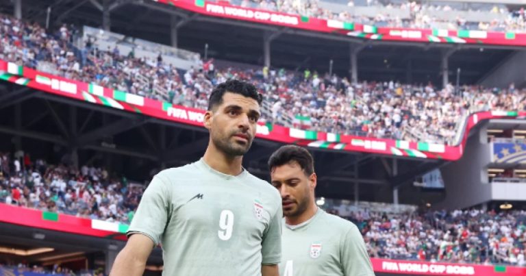 opositores-do-governo-iraniano-realizam-ato-em-los-angeles-antes-da-estreia-na-copa