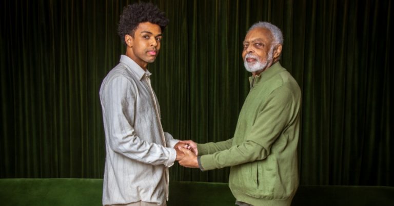 ator-que-ira-viver-gilberto-gil-em-espetaculo-musical-conhece-artista-e-se-emociona:-“misto-de-emocao-e-catarse”
