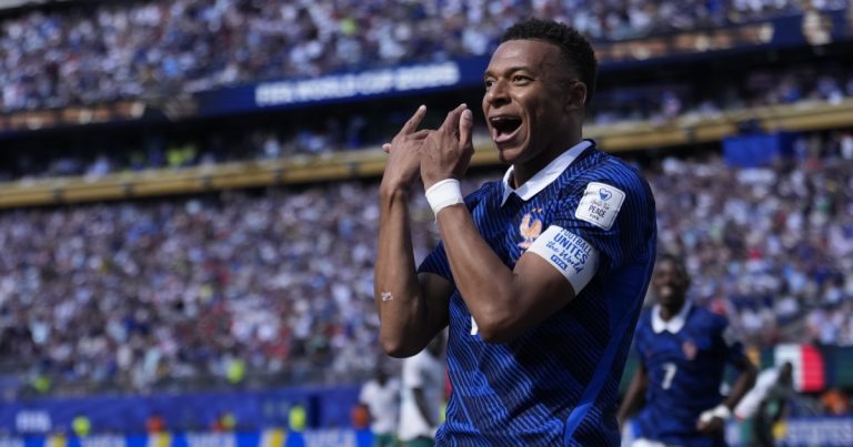 com-show-de-mbappe,-franca-estreia-com-vitoria-sobre-senegal-e-assume-lideranca-do-grupo-i