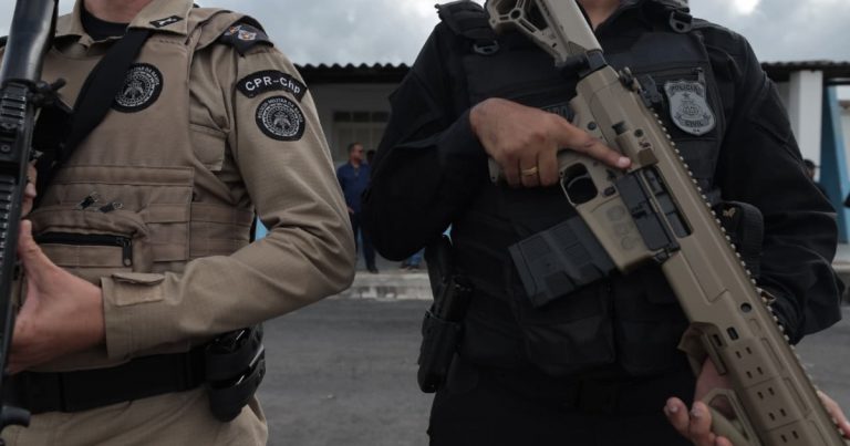 acao-prende-mulher-que-atirou-contra-policiais-e-apreende-armas,-municoes-e-drogas-em-belmonte